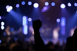 Venham todos, e louvemos a Deus, o SENHOR! Cantemos com alegria à rocha que nos salva. Salmo 95.1